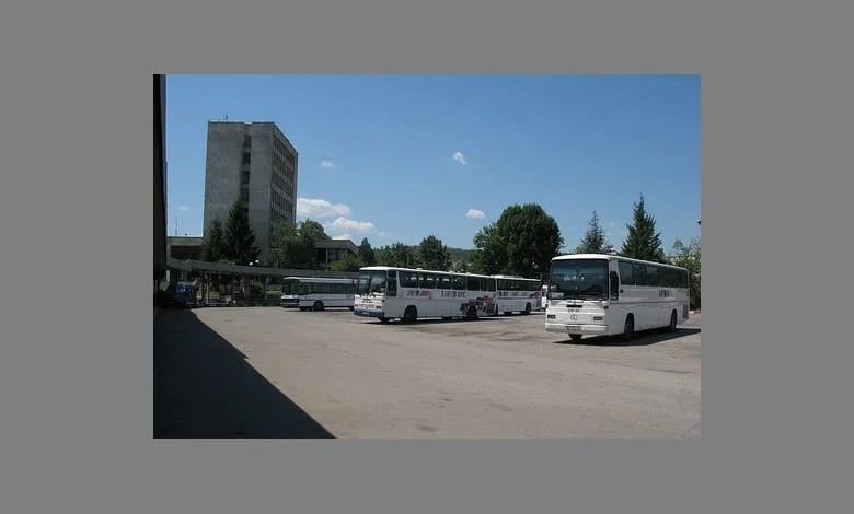 Пълен автобус излетя от пътя край Ловеч