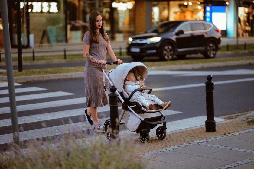 Шофьор блъсна майка с бебешка количка на пешеходна пътека в Самоков
