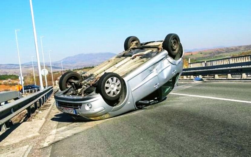 Кола се преобърна край Плевен: Четирима души са ранени