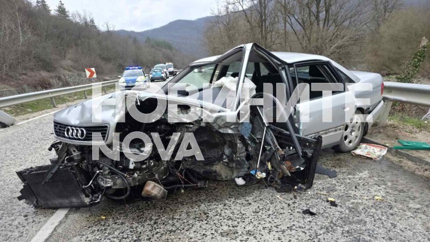 Четирима са ранени при катастрофа в Ловешко, сред тях майка и дъщеря (СНИМКИ)