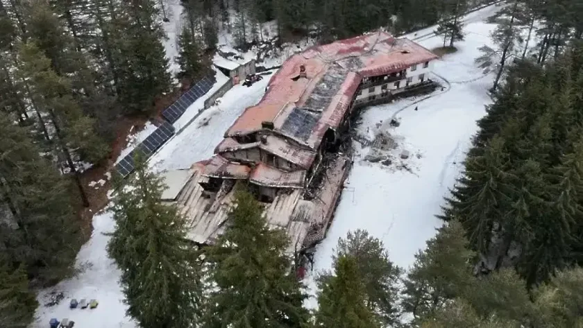 Туристи откриха табела &bdquo;Петрохан&ldquo; върху хижа край Ямбол (СНИМКИ)