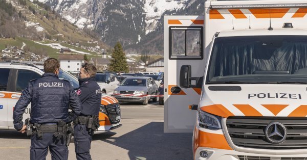 87-годишен шофьор се вряза в група ученици