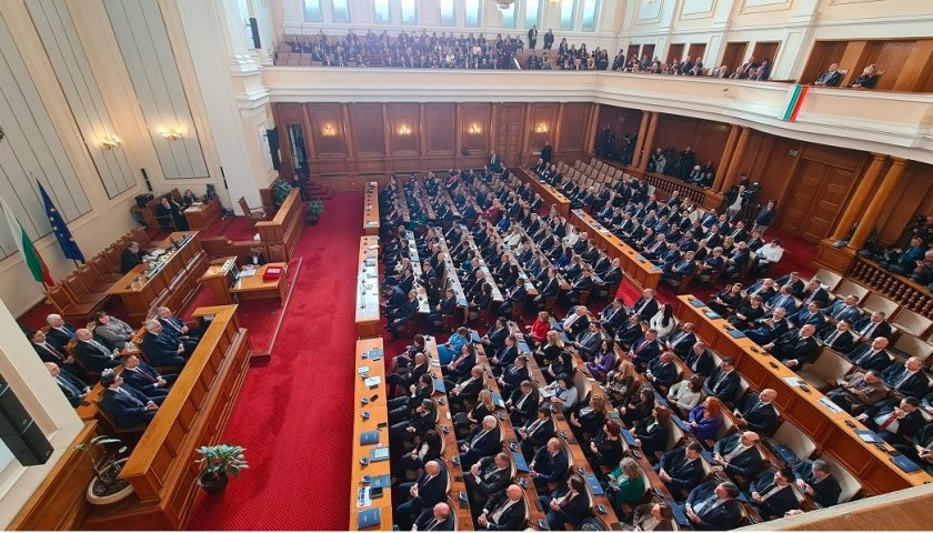 На високи токчета: Едва 30% са жените кандидатки за депутатки