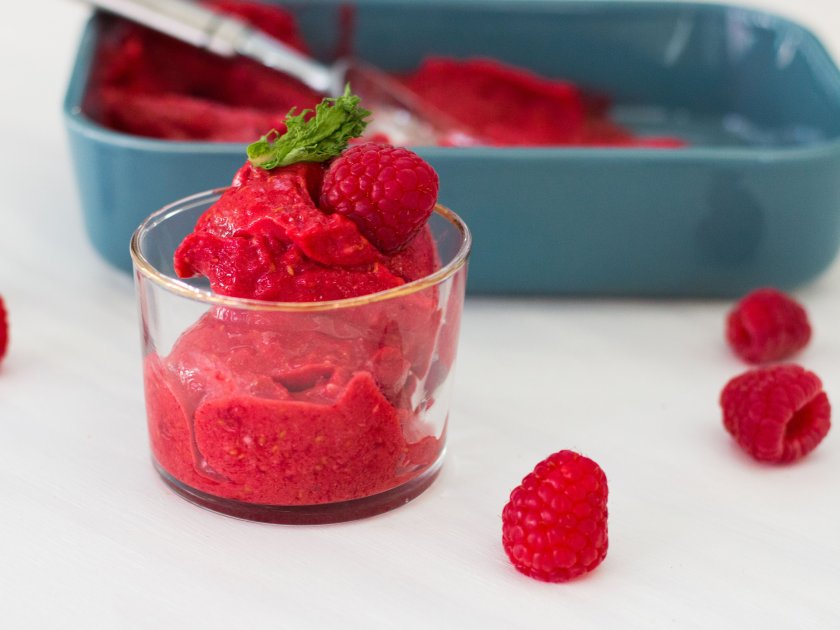 Малинов сладолед с кокос