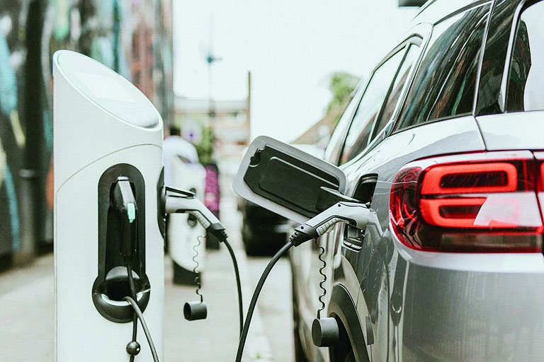 Паркоместата за зареждане на автомобили на ток стават задължителни