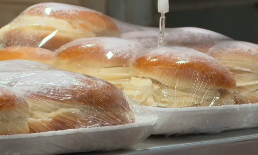 Ужас! Дават на децата в училище мухлясали сандвичи и негодни кренвирши