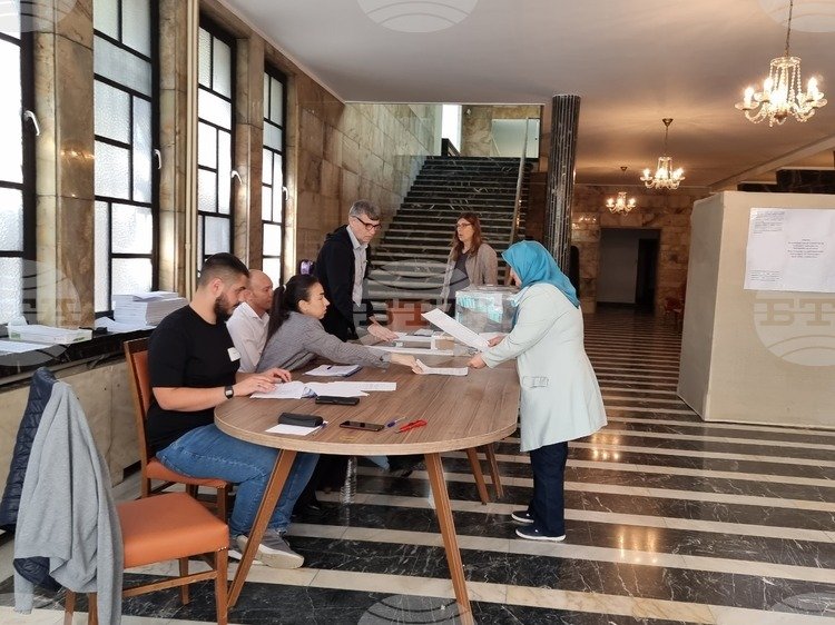 Истанбул и Анкара отварят повече изборни секции за вота 