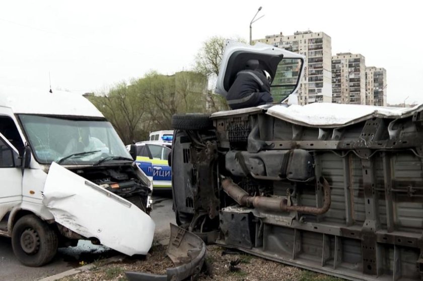 Пътнически и товарен бус се удариха в Ямбол