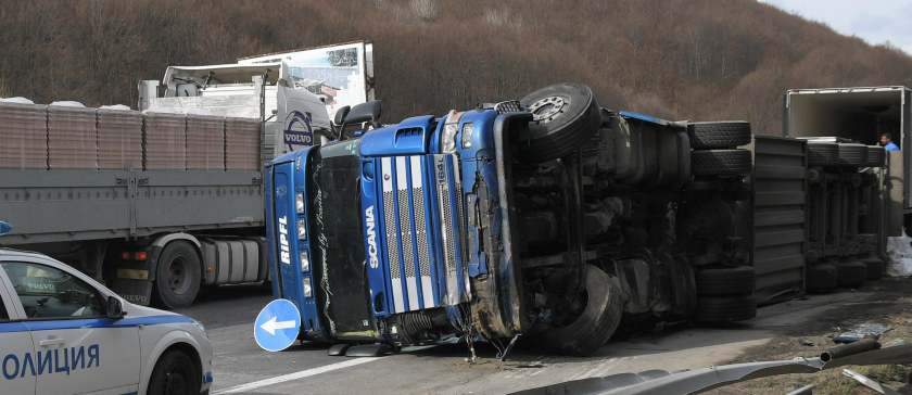 Катастрофа между 3 камиона затвори Прохода на Републиката