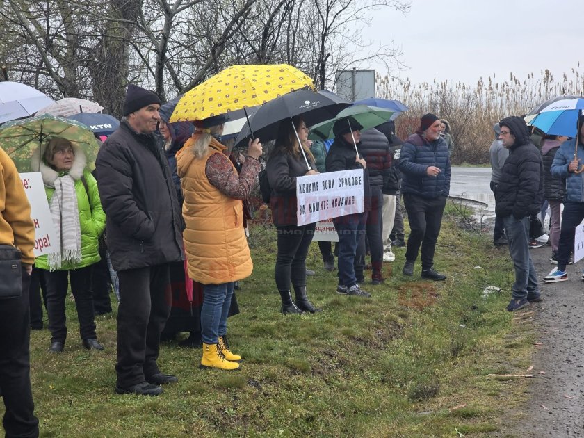 Политици яхнаха протест срещу дупки на пътя в Бургаско