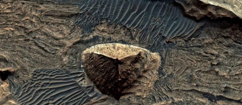 Пирамида стърчи на Марс