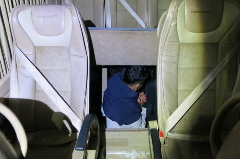 Откриха в тайник на микробус в Бургас 10 мигранти  (СНИМКИ)