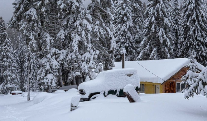Изтеглиха затънали тийнове край Боровец 