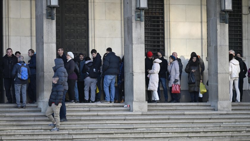 Опашка за медна монета се изви пред БНБ