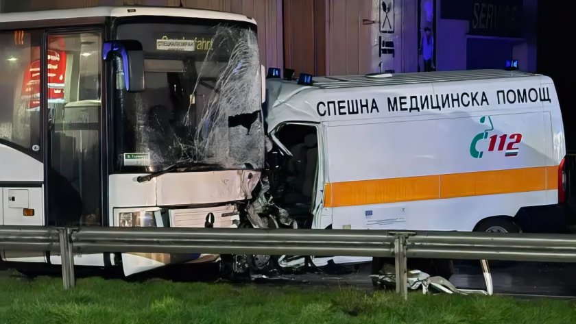 Кървав ад: Шофьор на линейка почина след челен сблъсък с автобус (СНИМКИ)