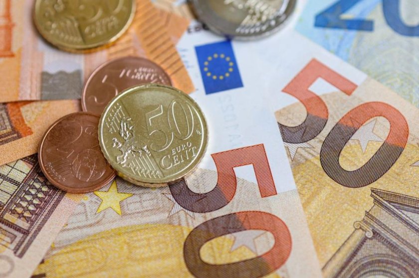 Момче на 15 г. ограби тийнейджър, взе му 5 евро и фиш с печалба от 390 евро