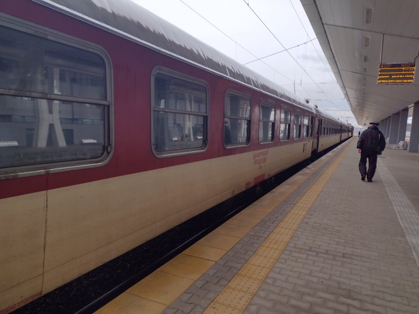 Пиян врачанин нападна полицаи във влака Варна &ndash; Шумен