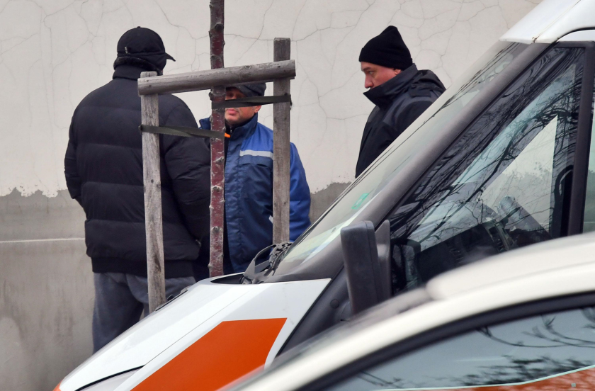 На път за болницата: Жена от Монтана роди деветото си дете в линейка