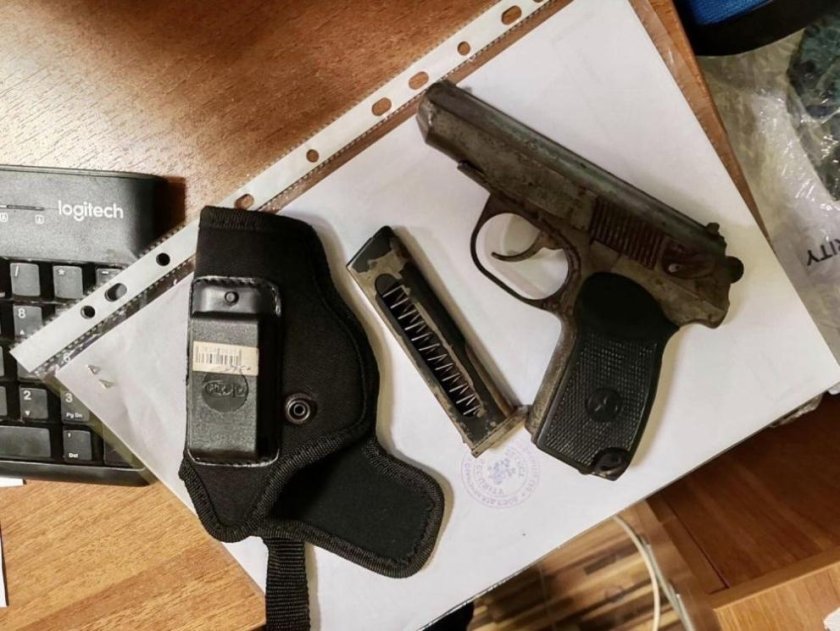 Иззеха оръжия от имот в Казанлък: Двама мъже отричат да са техни