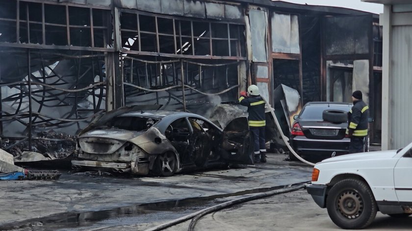 Огън изпепели 50 коли в автоморга в Хасково