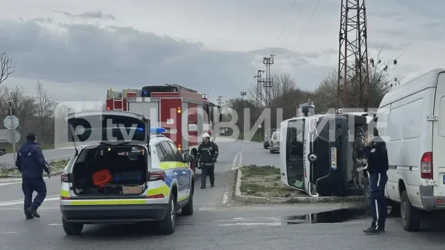 Два буса се удариха на кръстовище в Ямбол, пожарникари вадят единия шофьор 