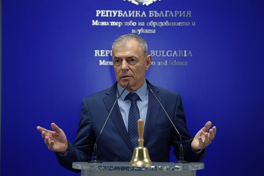 Министър Игнатов коментира има ли корпоративен вот в училищата
