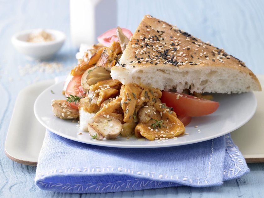 Гъби в яйца със сусам и домати