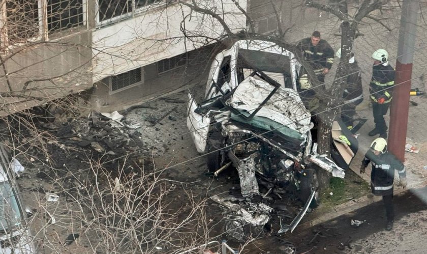 Млада шофьорка помете пешеходец и се блъсна в дърво и сграда в Стара Загора