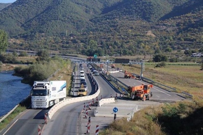 Ремонти променят трафика Симитли-Кресна