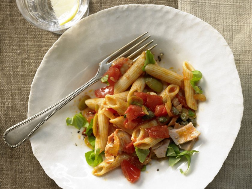 Паста с риба тон, маслини и каперси