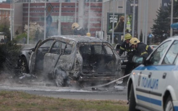 Кола изгоря в движение в София (обновена в 19,28 ч.)
