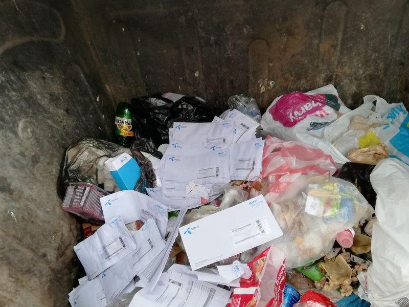 Куриер изхвърли стотици писма с лични данни в кош за боклук