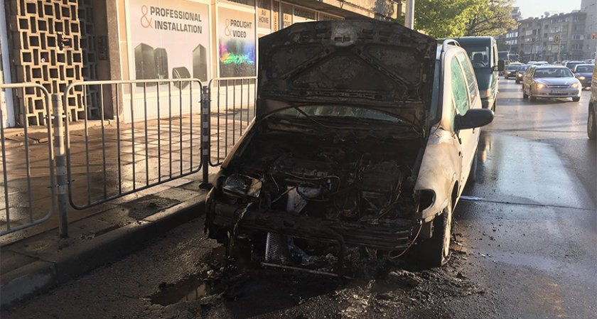 Кола се запали пред румънското посолство