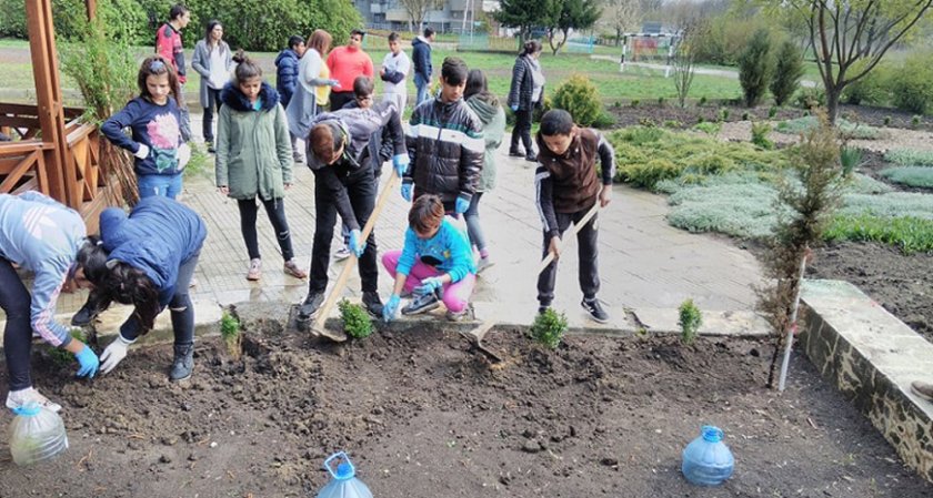 Карат малолетни да чистят и озеленяват Добрич