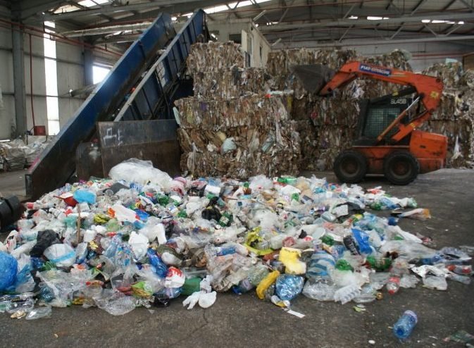 Разследват служители на РИОСВ за опасните отпадъци край Гълъбово