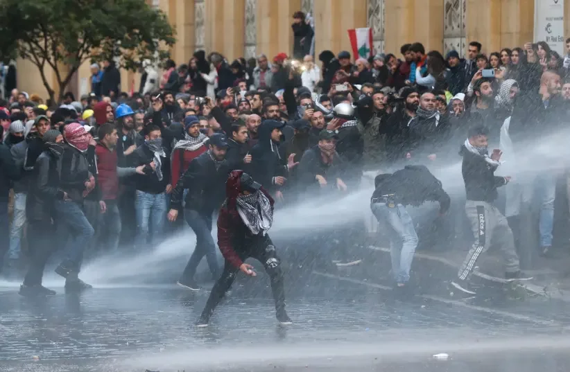 Сблъсъци избухнаха пред парламента в Бейрут, десетки са ранени