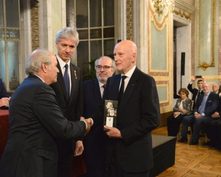 Испания награди Симeон II със спец отличие