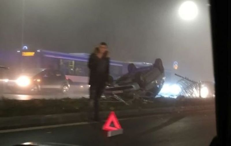 Тежка катастрофа във Варна, кола е по таван