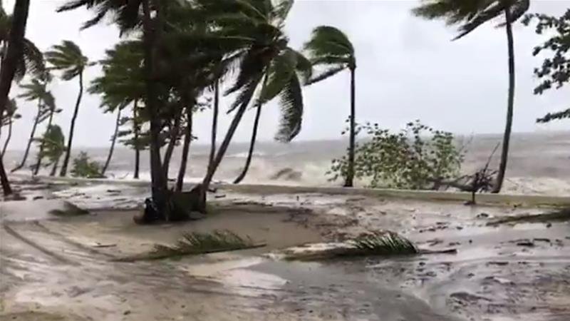 Двама души са в неизвестност след тропическа буря на Фиджи