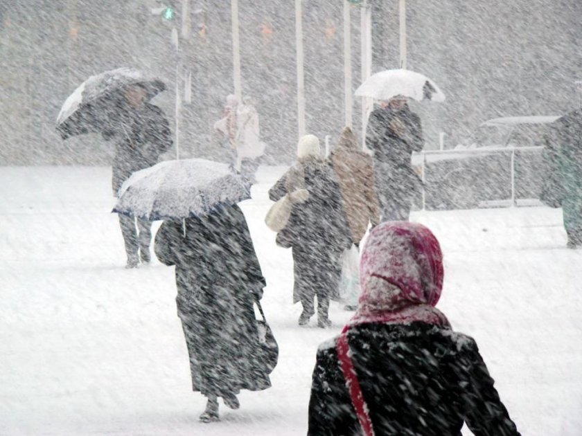 Сняг затрупа улиците и отмени полетите в Техеран