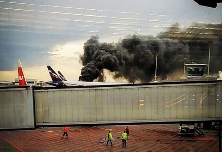 Евакуираха успешно пътници от горящ самолет в Русия
