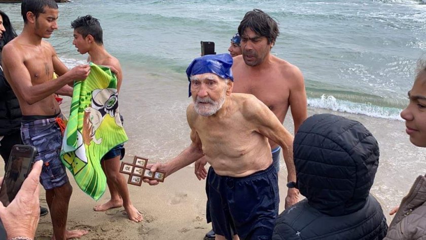 93-годишен дядо хвана кръста на Йордановден по стар стил