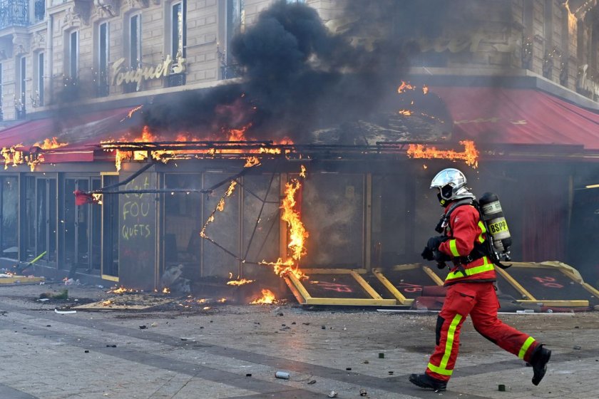 Пожар в известното парижко кафене "Ротонда"