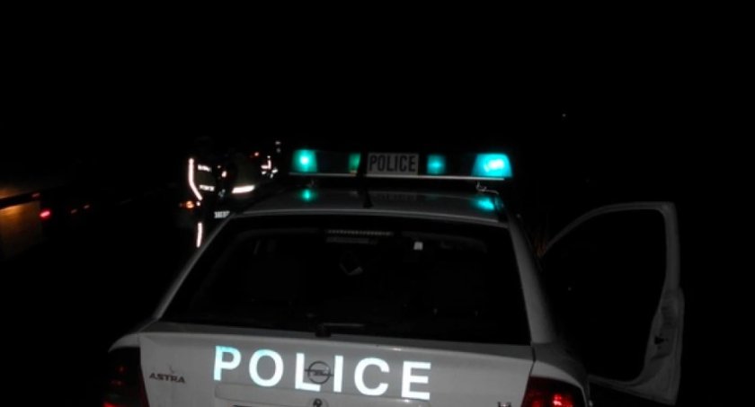 Шофьор блъсна полицай в Белица и избяга