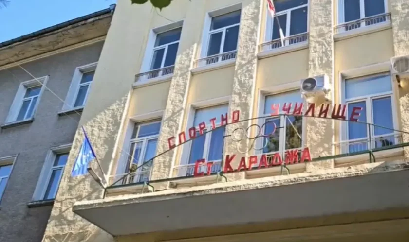 Обществено порицание за ученика, стрелял с пистолет в клас в Хасково