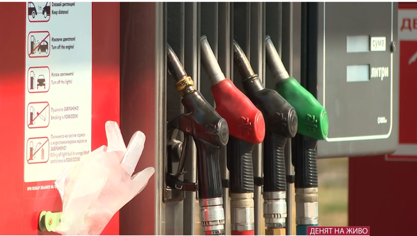 Петролът пада под 100 долара, но рискът в Ормуз остава