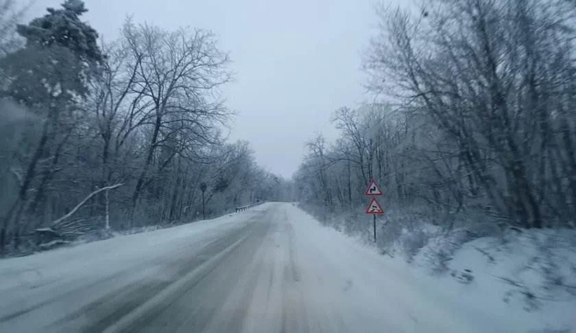 По проходите започна да трупа сняг (ВИДЕО/СНИМКИ)