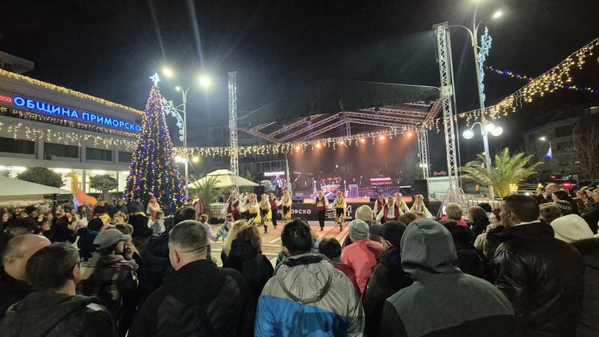 Магията на българския фолклор завладя Приморско