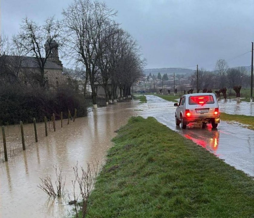 Река Черни Лом преля в село Априлово, призовават за евакуация