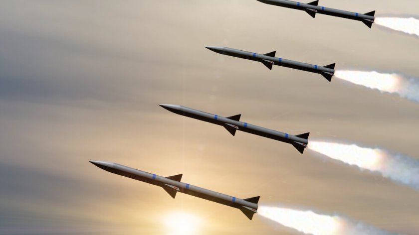 Двама загинаха при падането на отломки от прехваната ракета в Абу Даби